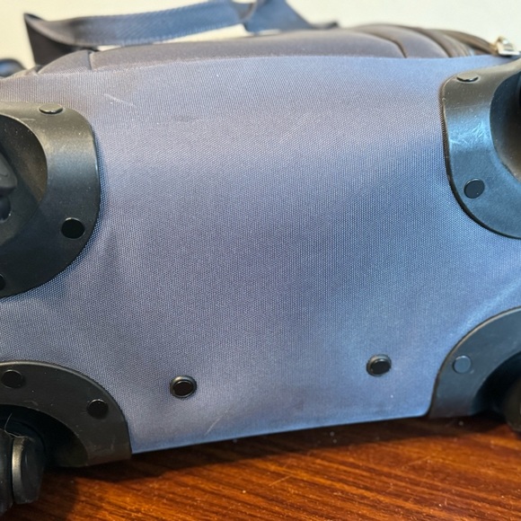 Samsonite Underseat Carry-On Spinner with USB Port - Used - Picture 3 of 7